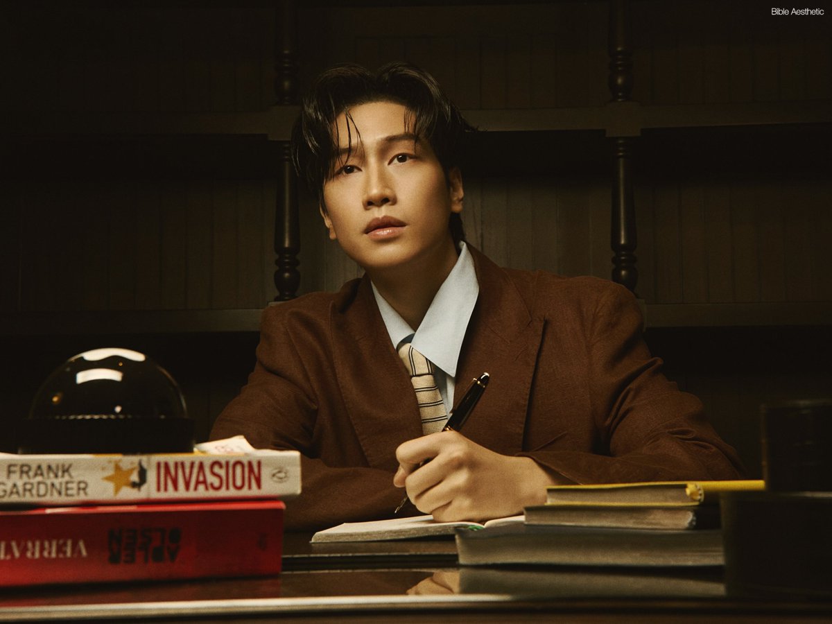 BibleAesthetic's tweet photo. 𝗕𝗶𝗯𝗹𝗲: “I feel like I’m getting more experience. Definitely more experience than I had before, and a little bit more confidence, I can say. Yeah,So maybe, in the same definition, I’m getting a little bit more familiar. I just don’t want to get too comfortable or used to things. I want to understand more, but I still want to step out of my comfort zone. I don’t want to become accustomed to it. I want to try new things.”

@montblanc_world @biblesumett 
#MontblancxBible #MontblancHK
#Montblanc #Letswrite 
#BibleWichapas ❤︎ #bsumone