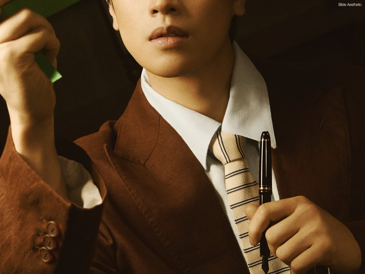 BibleAesthetic's tweet photo. 𝗕𝗶𝗯𝗹𝗲: “I feel like I’m getting more experience. Definitely more experience than I had before, and a little bit more confidence, I can say. Yeah,So maybe, in the same definition, I’m getting a little bit more familiar. I just don’t want to get too comfortable or used to things. I want to understand more, but I still want to step out of my comfort zone. I don’t want to become accustomed to it. I want to try new things.”

@montblanc_world @biblesumett 
#MontblancxBible #MontblancHK
#Montblanc #Letswrite 
#BibleWichapas ❤︎ #bsumone