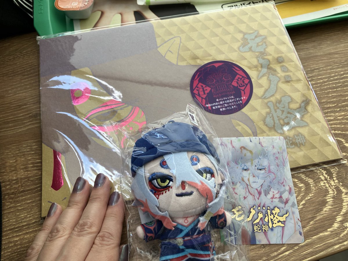 bluefox036's tweet photo. 公開日に観に行けたー！！
良かった！！
ラストのサプライズありがとう😭
TVシリーズも全部見てたから嬉しくて超え出そうになった(´；ω；`)
ネイルも薬売り色間に合って満足🥰 https://t.co/D8V4Y85Mei