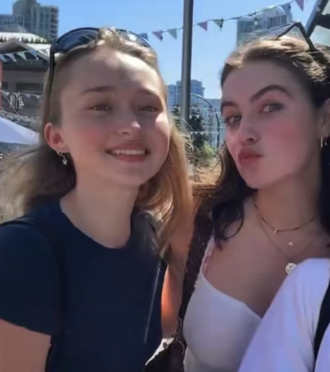 literallygutsy's tweet photo. hannahgrace friendship so important to me!! like these r the girls who didn’t want to sit up in the bruins box with all the wags unless they were there with eachother!!! https://t.co/8JgL0x0zFk