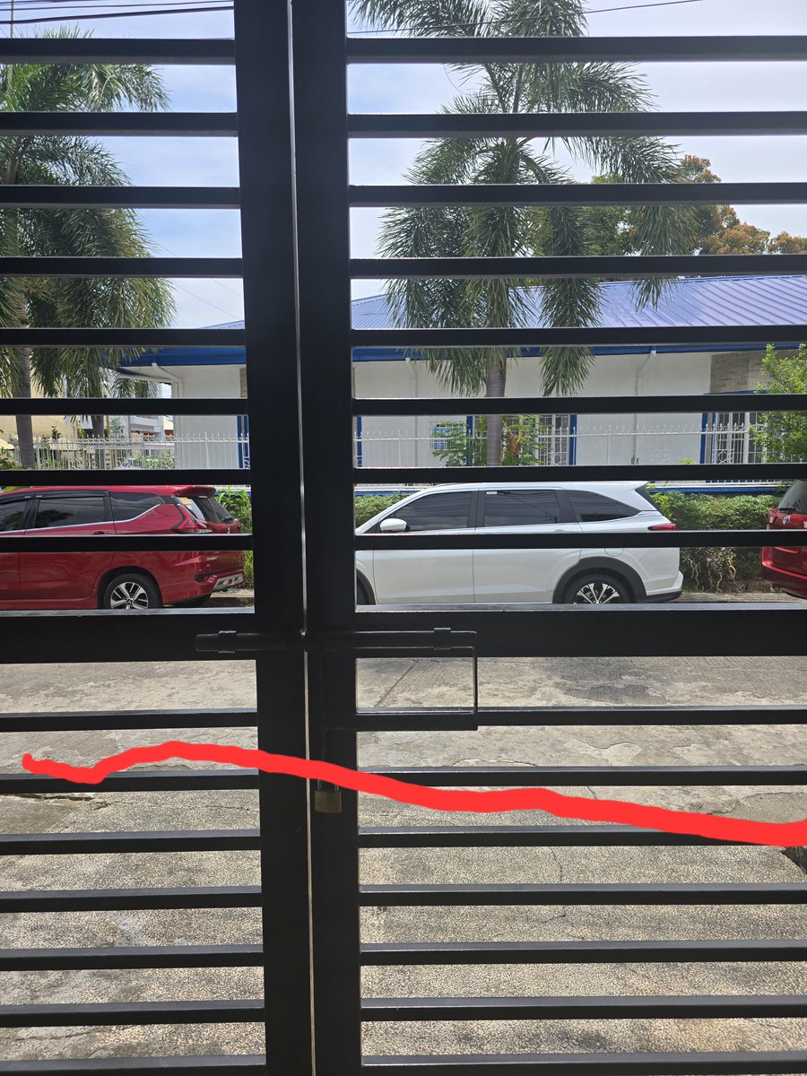 attyjong's tweet photo. To be clear, the part below the red  line is already the elevated driveway. This is a narrow two-lane road. https://t.co/0sEX29yYyD