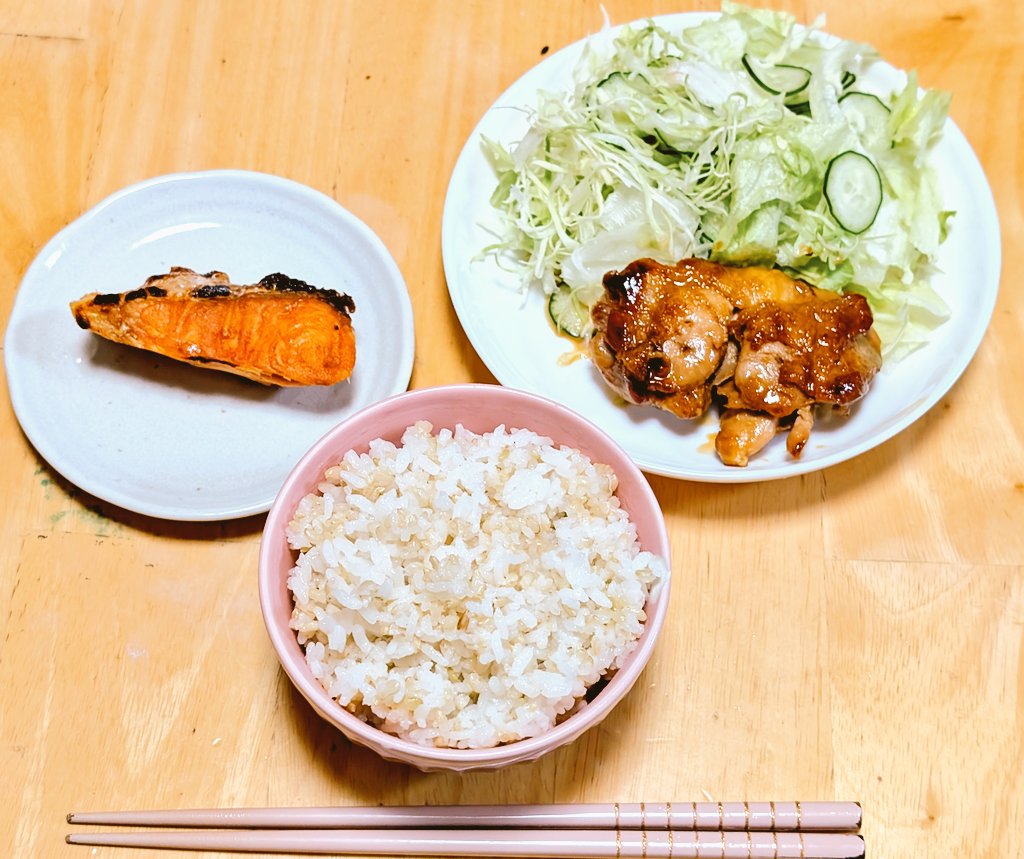 f014q's tweet photo. 〜最近の晩ごはん〜

★鶏もも肉の照り焼き＆鮭
★焼きそば
★ミルフィーユ鍋

※最近は仕事がハードだった
為に投稿＆Xを開く事すら
少なめでした😂

#おうちごはん #料理記録 
#晩ごはん https://t.co/eMbDListlz