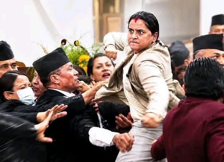 olitics2022's tweet photo. संसदमा पुरुषहरु सांसदहरूको तुल्नामा महिला सांसदहरुको भुमिका सशक्त देखियो है । 😀😀 https://t.co/vCWhF4t6HW