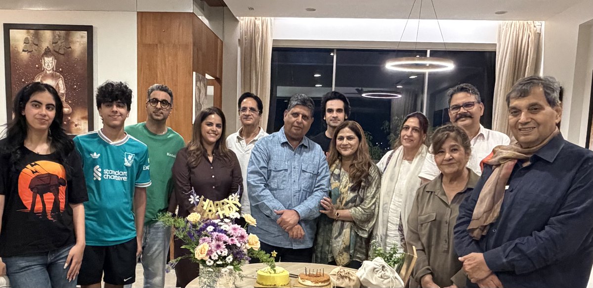 SubhashGhai1's tweet photo. “ When u have a great family.🤗U go stronger in life 
- But when u have a great family in-law too 🎸
You gohappier in life eventually 🤗

My heartiest Congratulations n happy birthday 🎂 to my brother in law mr #Parvez Farooqui who stood strongly by #Mukta arts ltd since  #KARZ🎸 https://t.co/O5C1PF1Vw9