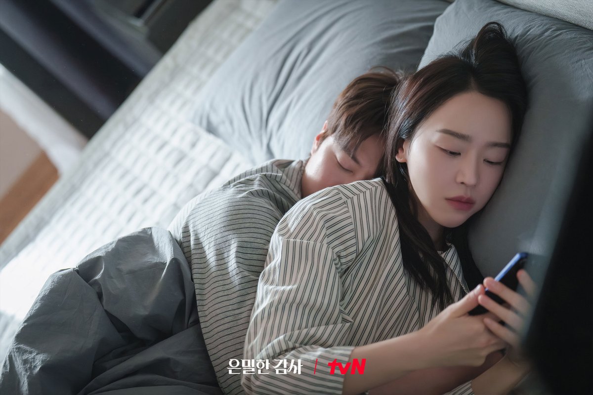 haesunfilm's tweet photo. ina is scrolling through her phone while kijun is still asleep snuggling to her😭 makes you wonder how long they stay in that position 🫠 https://t.co/oT3RNarXIU