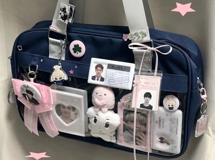 paradisaeyi's tweet photo. JUJUR AJA… dulu gue kira orang-orang yang punya itabag bagus tuh beli merchnya langsung dari Jepang 😭

TERNYATA???
banyak yang bisa dibeli online dan harganya masih masuk akal… https://t.co/Xutqae4Mrn