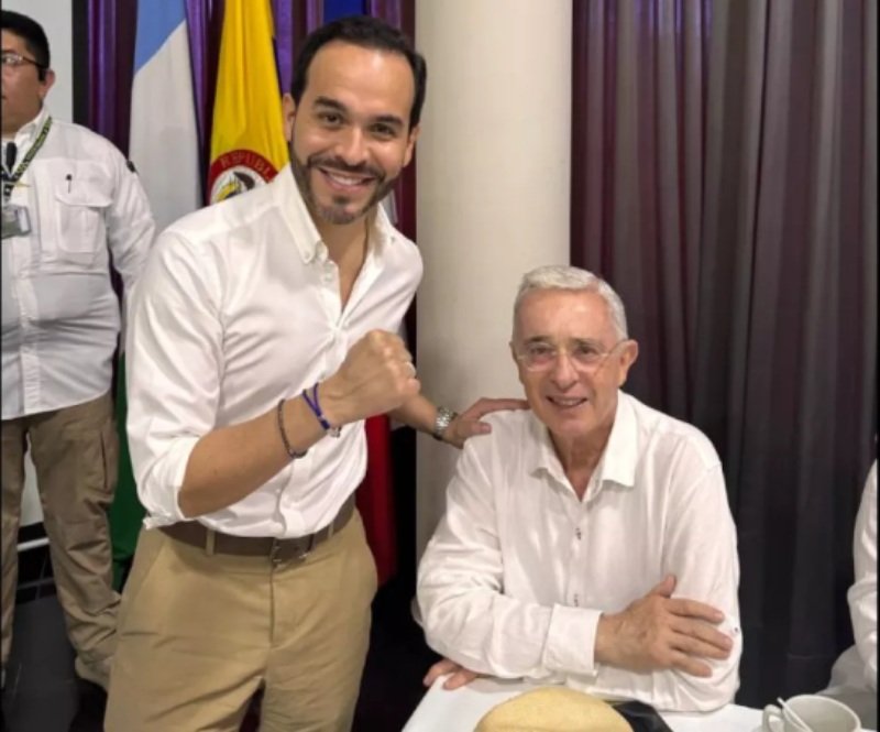 Col_Informa's tweet photo. 📢 🧵#ÚltimaHora | Gobierno Petro desconoce resultados de primera vuelta y anuncia acciones legales por presuntas irregularidades en el conteo. Denuncian modificación de algoritmos y 800.000 cédulas fuera del censo.

📌🧵 https://t.co/q1vg0l6CA8
🧵👇 https://t.co/MN2Hd6spWf