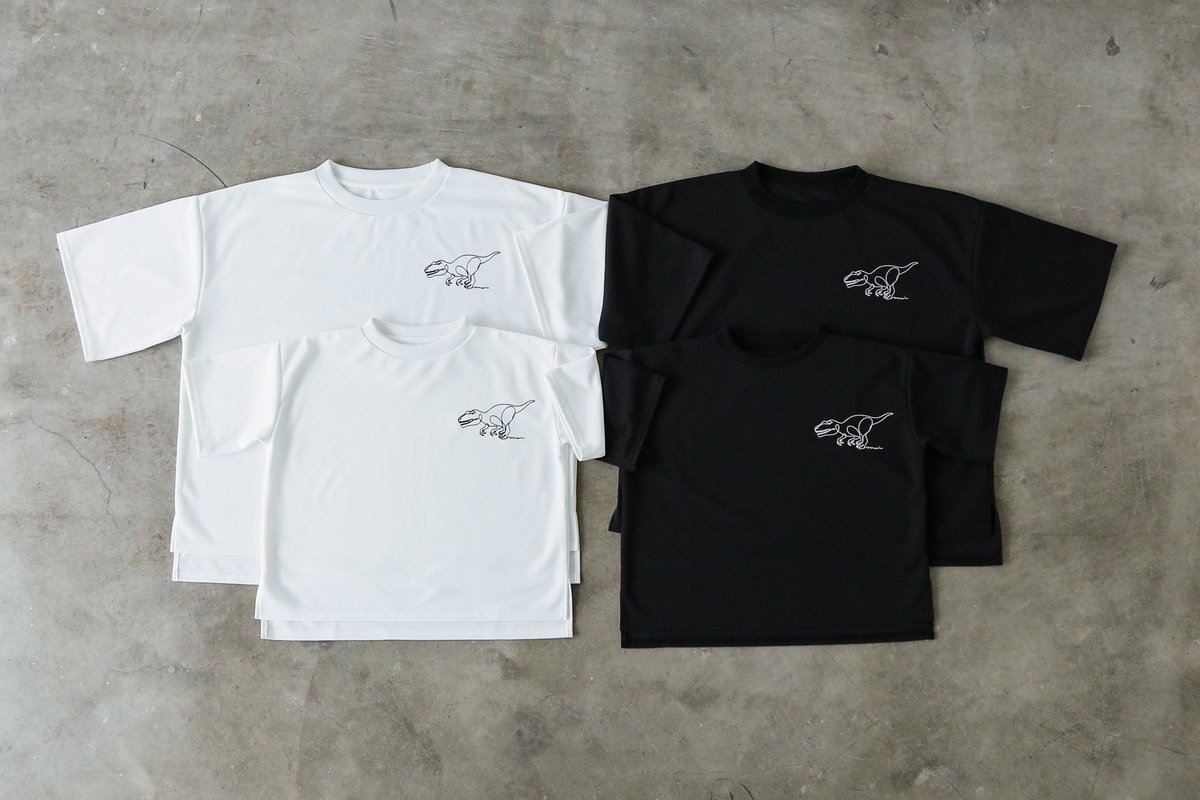 JuraticPR's tweet photo. 【辻元舞さん×恐竜王国福井コラボTシャツ　再販決定！】
去年販売したフクイラプトルデザインのTシャツが、大好評につき、オンラインショップでキッズサイズを販売じゅら～！
一筆書きで描かれた、おしゃれな恐竜デザイン🦖
この機会にゲットするじゅら～！
https://t.co/WtCKD1VNEX https://t.co/EZDlmuaN1L