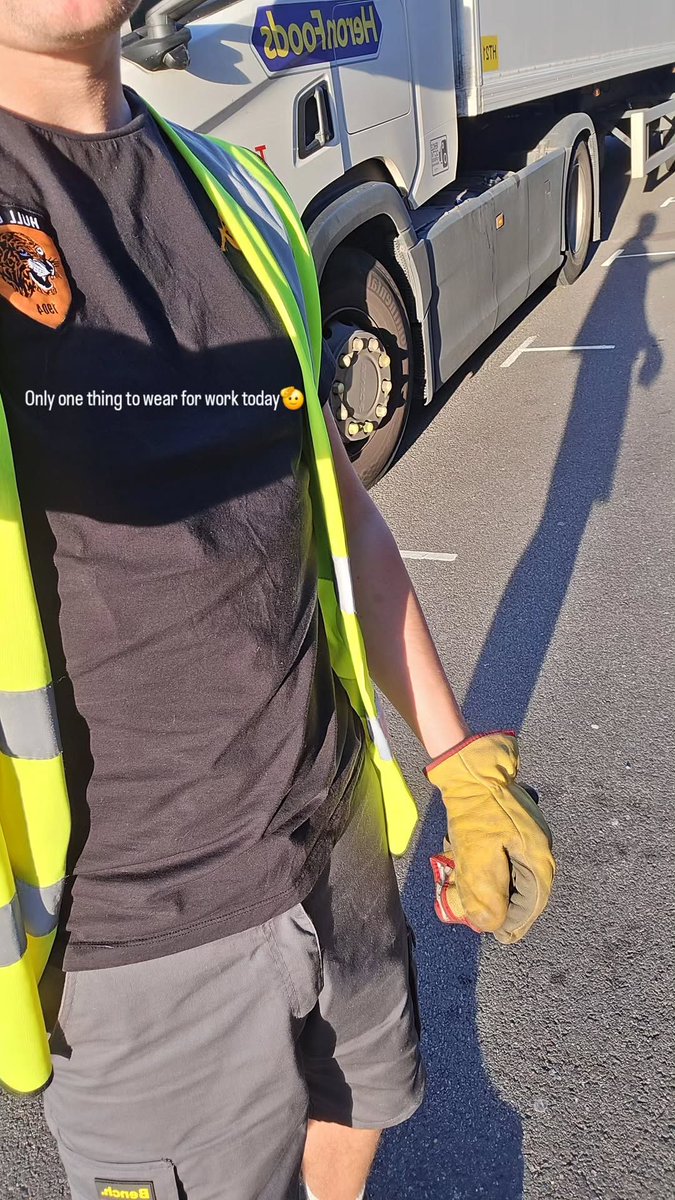 _RyanStothard's tweet photo. @HullCityKits @YouLyingGet @TigerTubePlayer I drive for them, and i had my City top on the sunday morning after 😂 https://t.co/bb3uqLZ6L1