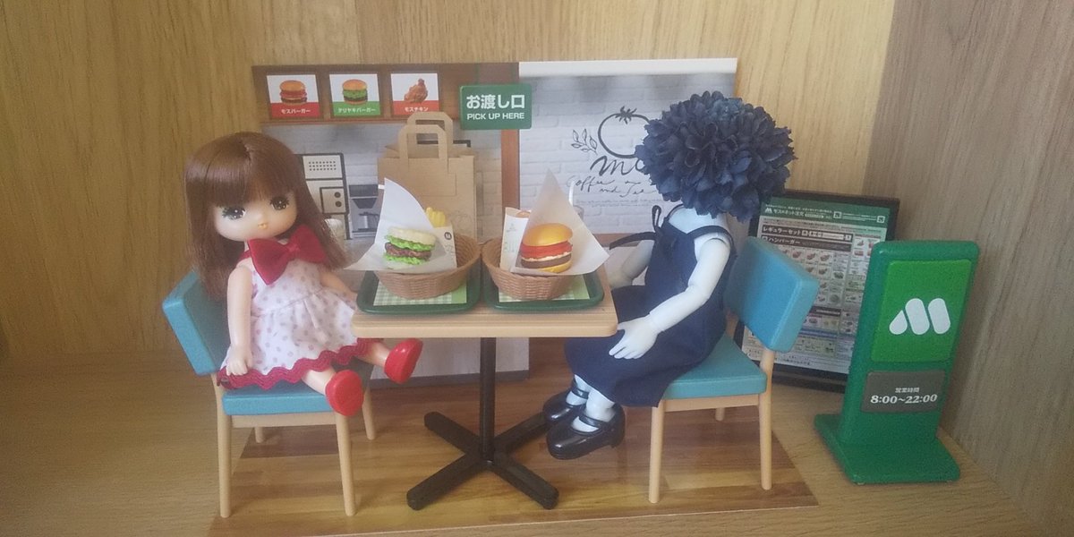 nuuko_doll's tweet photo. リーメントさんの「ほおばるおいしさ♪モスバーガー」をBOX購入しました🍔
モス好きには嬉しいです🥰
いろいろなお人形と撮ってみましたのでサイズ感など参考になりましたら…。ペーパージオラマはお人形の背景にはちょっと小さいですね💦 https://t.co/kt4cSnQyre