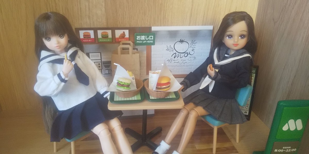nuuko_doll's tweet photo. リーメントさんの「ほおばるおいしさ♪モスバーガー」をBOX購入しました🍔
モス好きには嬉しいです🥰
いろいろなお人形と撮ってみましたのでサイズ感など参考になりましたら…。ペーパージオラマはお人形の背景にはちょっと小さいですね💦 https://t.co/kt4cSnQyre