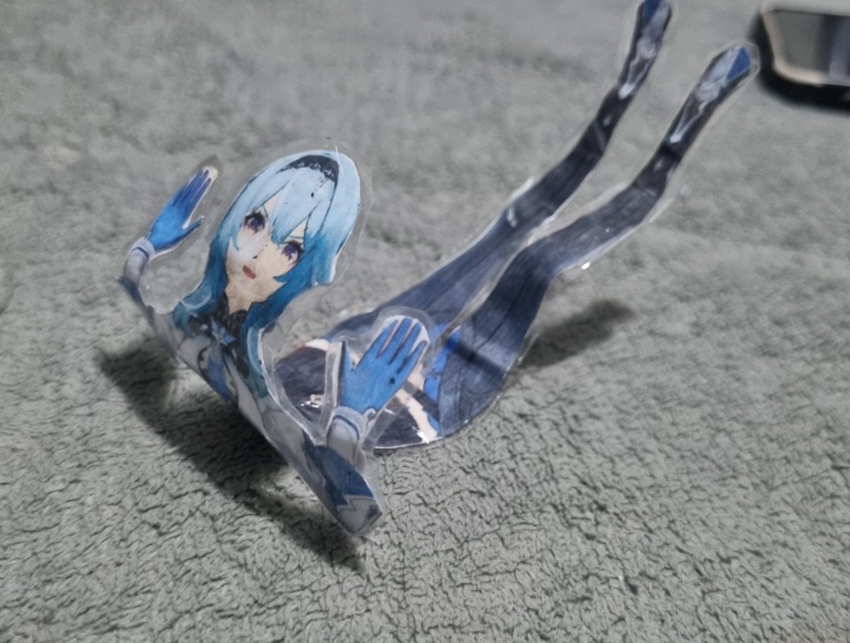 Elcesar1810's tweet photo. "Render" IRL :3
While doing chores, I suddenly thought, "Can I make a  figure with a copper skeleton?" The answer is yes. This is just one of the figures I've made with "scrap," printed figures that fit together (front and back), and some tape :3 #GenshinInpact #eula #flattened https://t.co/9B0MZ45ED8