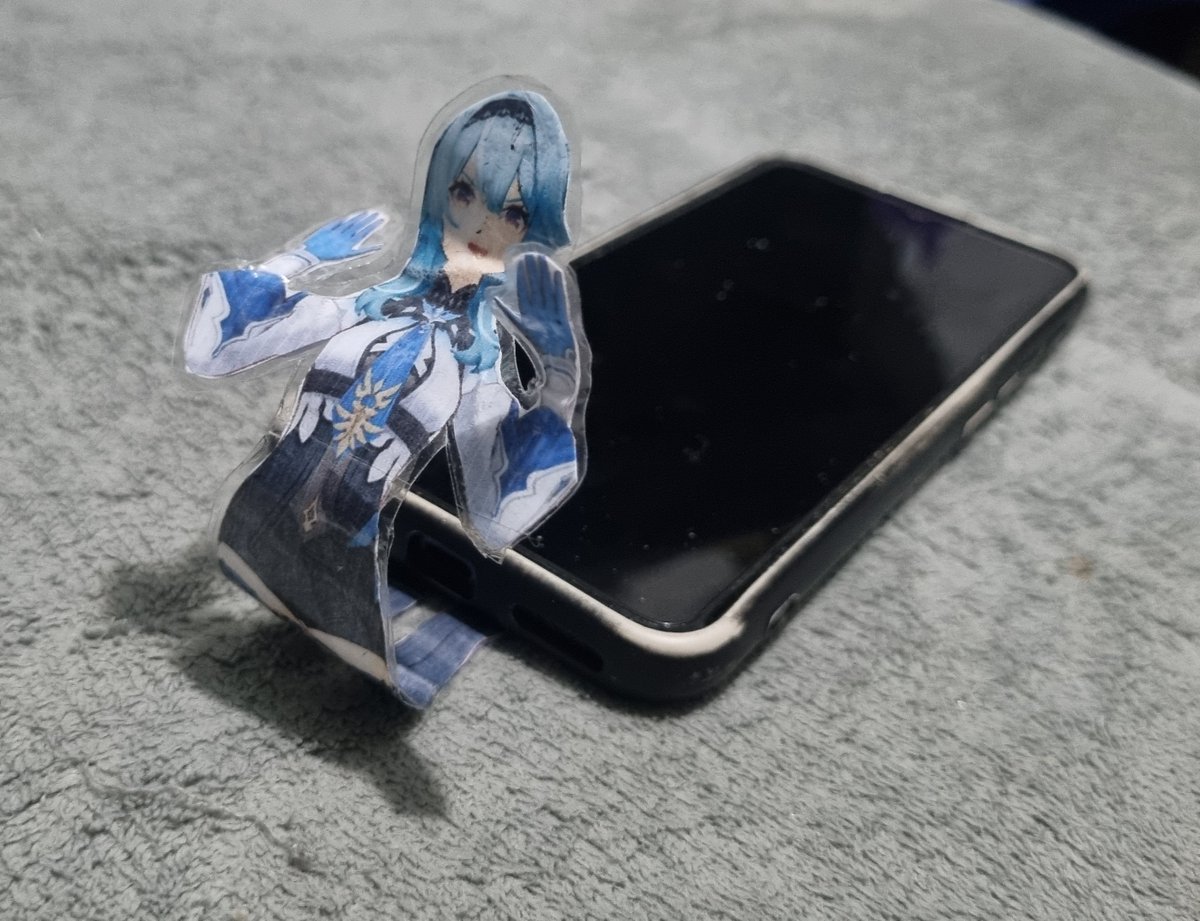Elcesar1810's tweet photo. "Render" IRL :3
While doing chores, I suddenly thought, "Can I make a  figure with a copper skeleton?" The answer is yes. This is just one of the figures I've made with "scrap," printed figures that fit together (front and back), and some tape :3 #GenshinInpact #eula #flattened https://t.co/9B0MZ45ED8