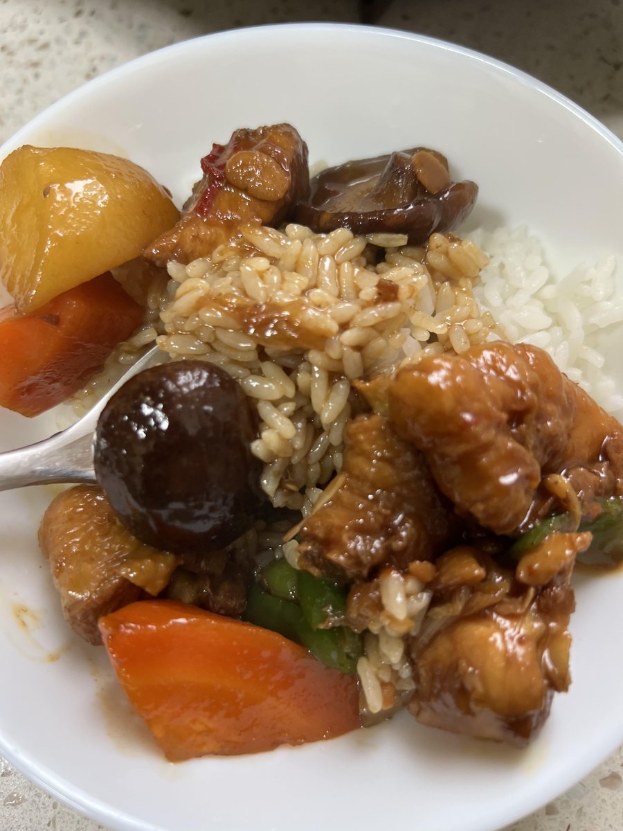 CXeiym27353's tweet photo. The braised chicken is absolutely delicious. https://t.co/JOFCWIDY2n