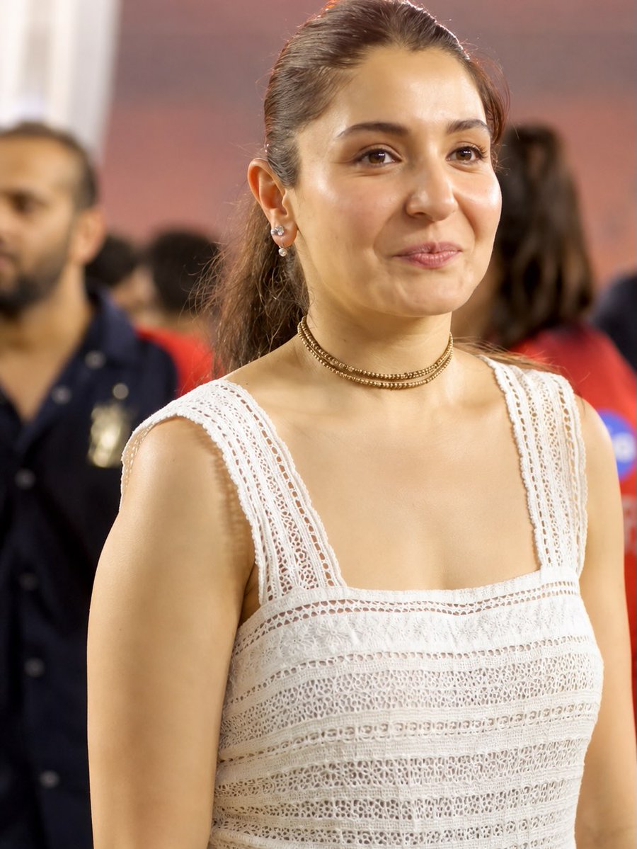 CelebAuraX's tweet photo. Anushka mommy natural beauty❤️‍🔥 https://t.co/aDTEuYI6gn