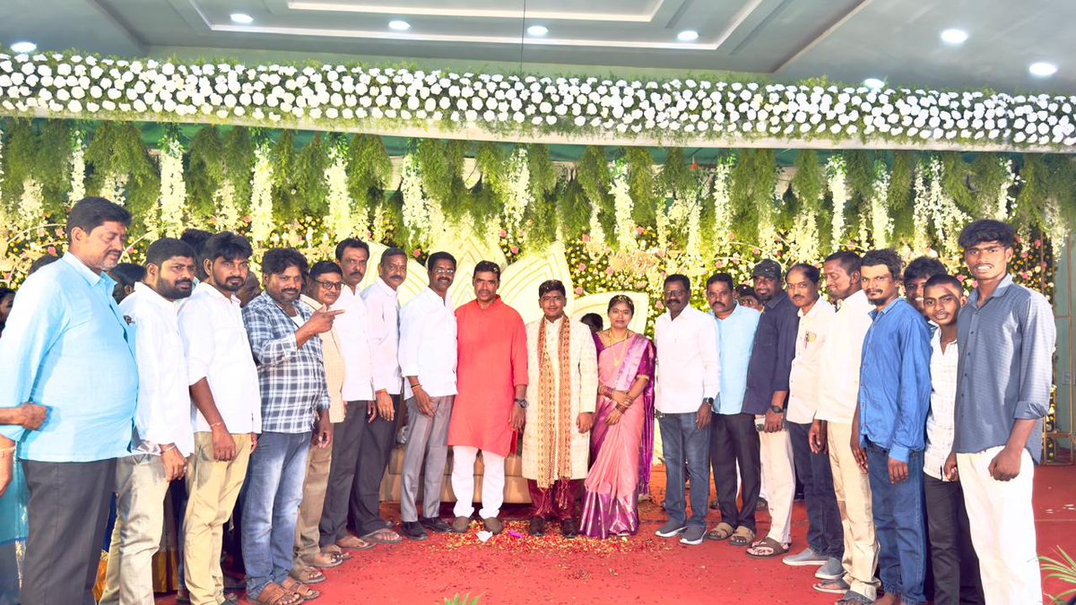 RamarajuPilli's tweet photo. నల్లగొండ టౌన్, చర్లపల్లి, 15 డివిజన్ కార్పొరేటర్ దొడ్డి రమేష్ గారి పిల్లల పట్టు వస్త్ర అలంకరణ మహోత్సవం లో పిల్లి రామరాజు యాదవ్ గారు పాల్గొని వారిని ఆశీర్వదించారు. https://t.co/7U0Oq3qFF7