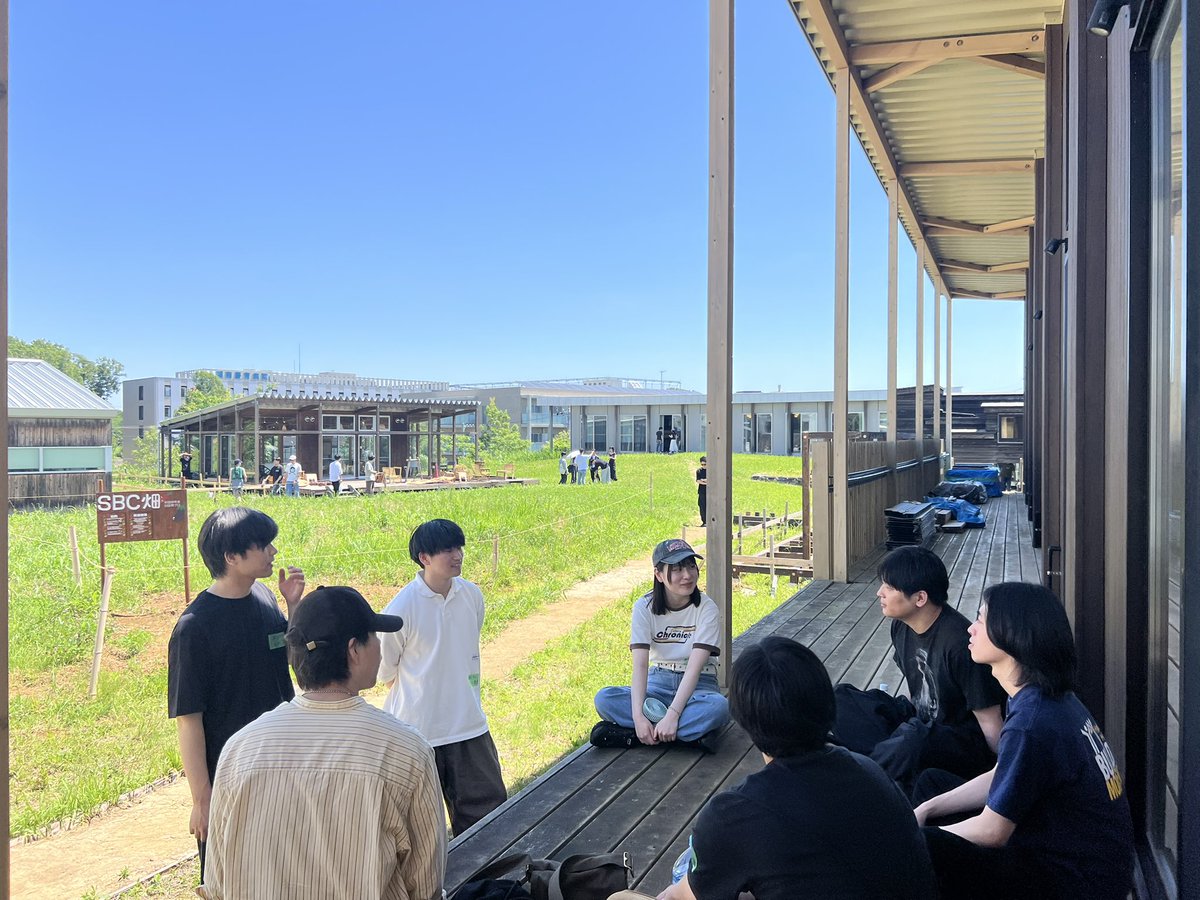 ryuji_fujimura's tweet photo. SBCは初めて訪問。決してリッチな建築ではないが半外部空間や余白が多く、今回のように分散してワークして、集合してシェアするといったアクティブなラーニングがよく機能する空間だと感じた。しかも120名まで宿泊できる。なんとラディカルなキャンパスであろうか。 https://t.co/FAPIcSi3Di