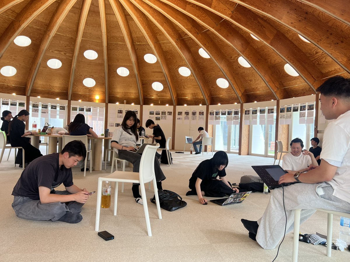 ryuji_fujimura's tweet photo. SBCは初めて訪問。決してリッチな建築ではないが半外部空間や余白が多く、今回のように分散してワークして、集合してシェアするといったアクティブなラーニングがよく機能する空間だと感じた。しかも120名まで宿泊できる。なんとラディカルなキャンパスであろうか。 https://t.co/FAPIcSi3Di