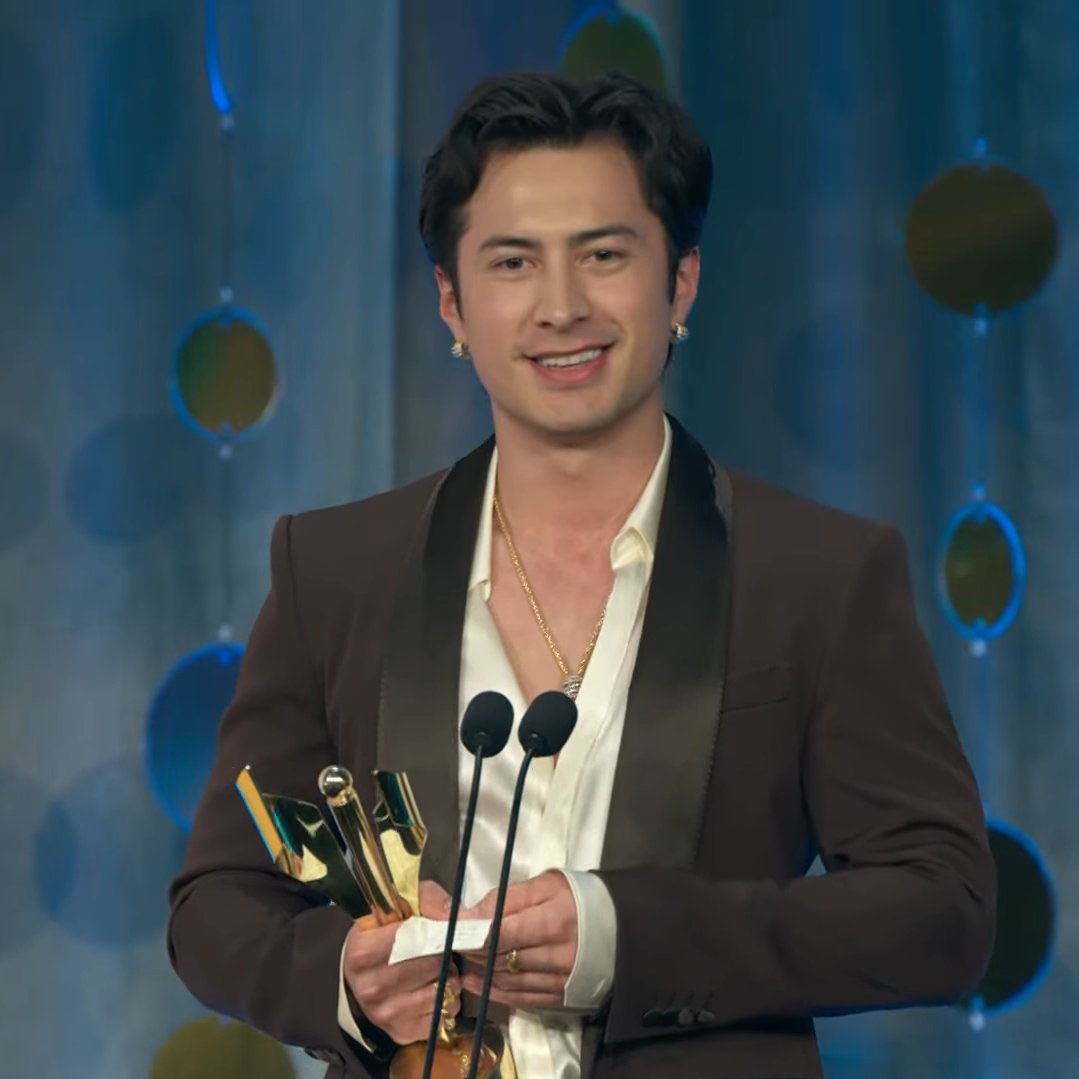 hudnose's tweet photo. good morning to hudson "at 25, he is the youngest actor to win this award in history, doing so only six months after his breakout role aired" williams only <3 https://t.co/zHswDjaEFw