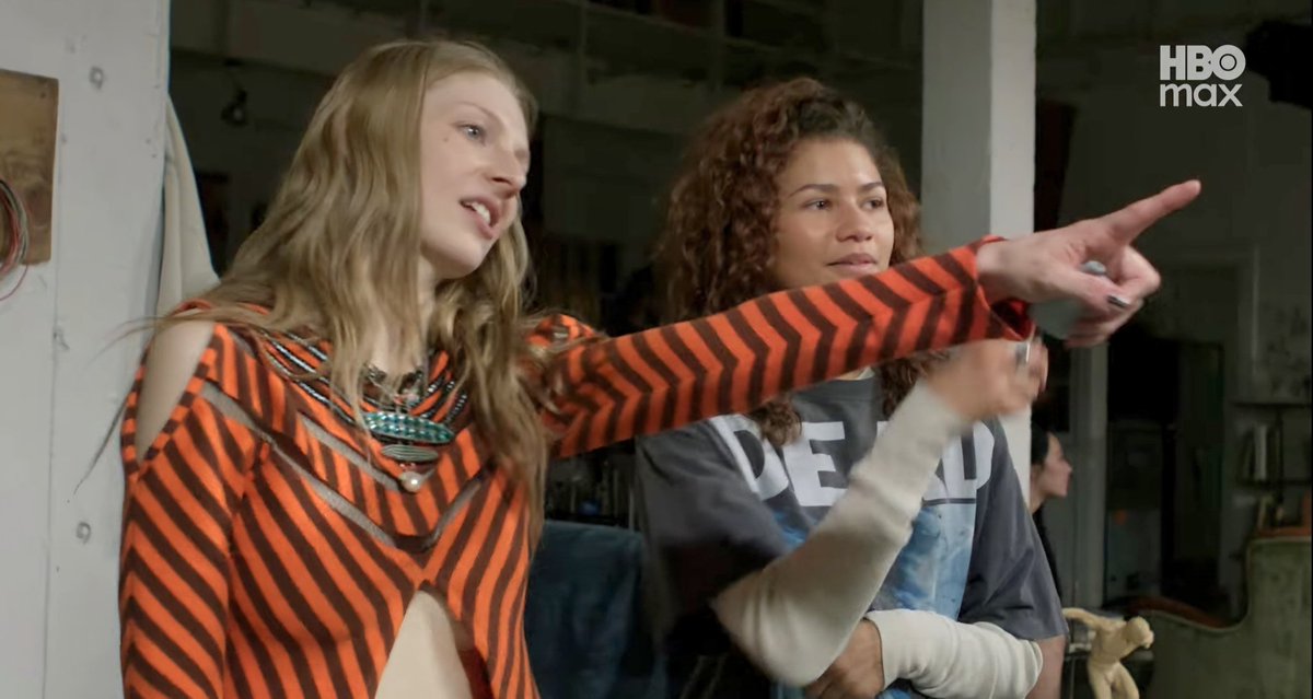 schaferhunterbr's tweet photo. "Eu me sinto tão sortuda! Minha primeira parceira de cena se tornou minha alma gêmea." - Hunter Schafer💛🥹

#hunterschafer #zendaya #euphoria https://t.co/TcU7UDgqsD