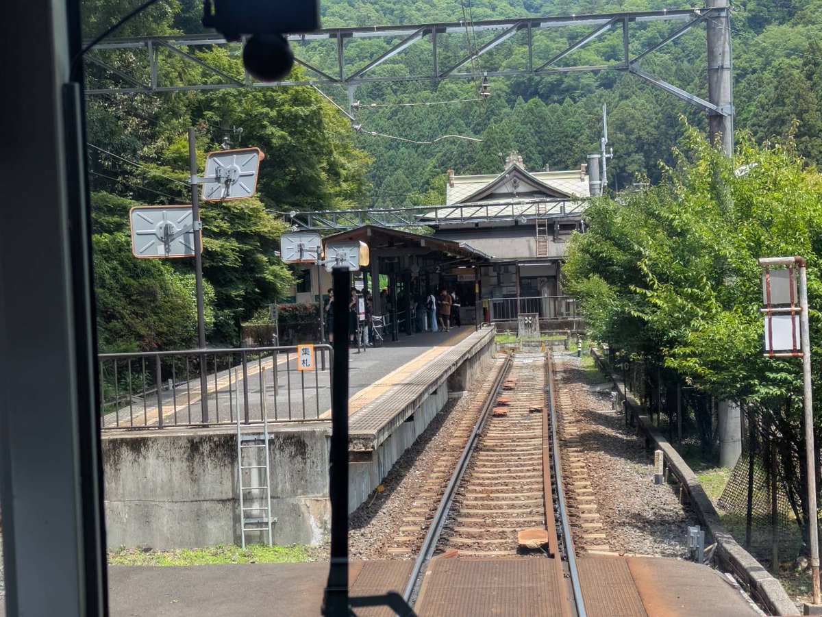 kaburitsuki_obc's tweet photo. \\ 原田年晴の #前面展望 //

今週も原田アナから #鉄道クイズ 🚉

この駅は何駅でしょう？
ヒント: 車止めがある駅で駅舎が独特です

#かぶりつきはらだ をつけて
【引用リポスト】で
お答えお待ちしています

#ラジオ大阪 https://t.co/XnZApRvTMY