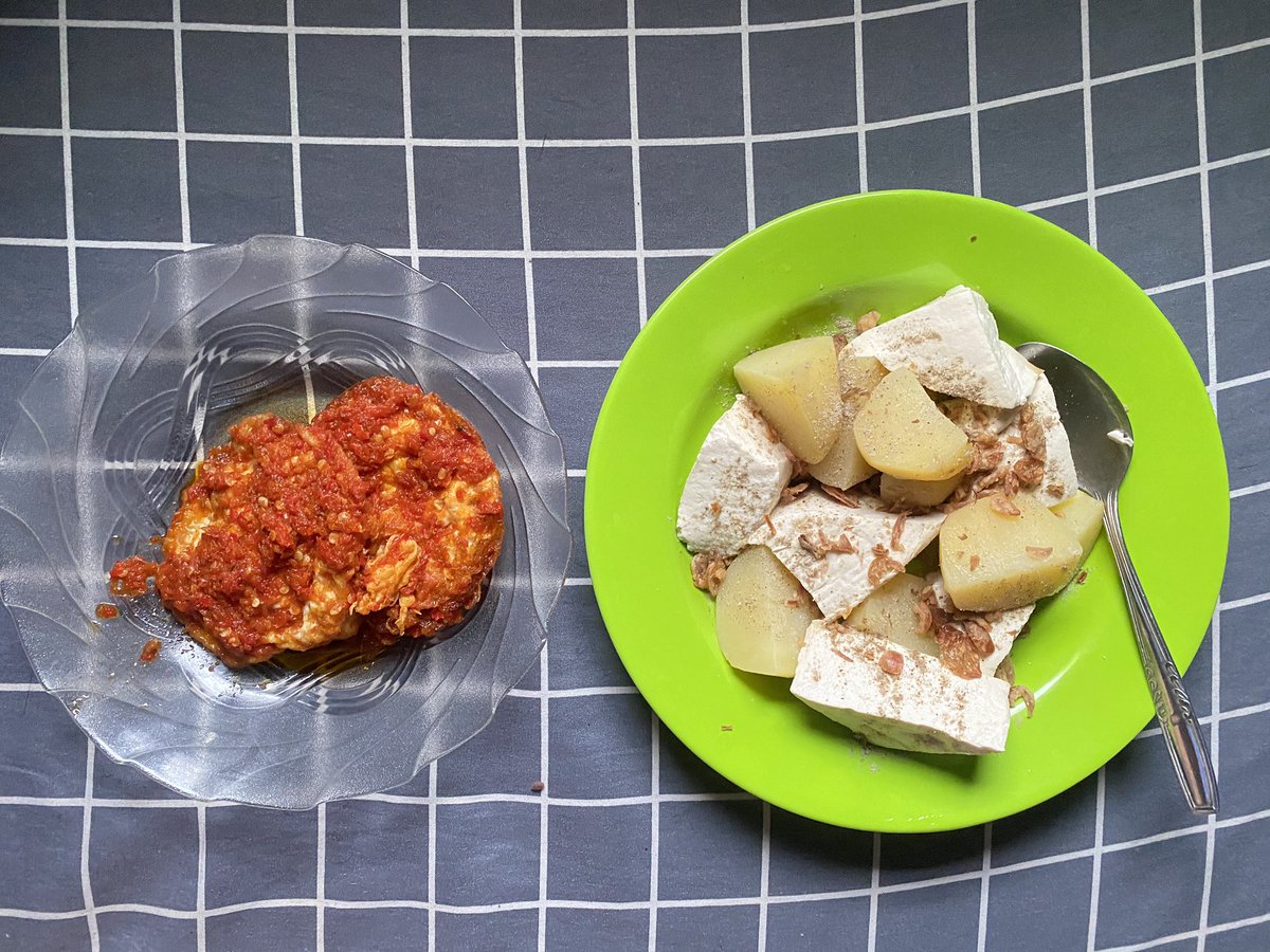 abonsapi365's tweet photo. Kalo libur bisa makan telor balado. Karena kalo kerja cuma bekelan telor rebus sm omelette aja 🙃😅 https://t.co/7QjuFVs2OB