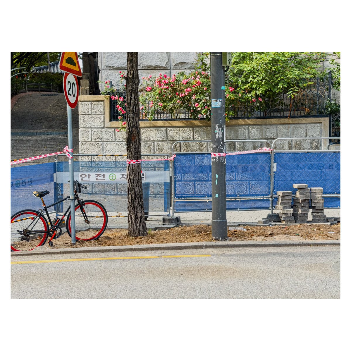 unseen_under's tweet photo. #VSCOX #Seoul #city #서울 #일상 #구석사진 #iphone17promax #shotoniphone #mundane #banal #composition #nowherediary #documentingspace #somewheremagazine #subjectivelyobjective #소요 #逍遙 #소요_逍遙 https://t.co/W40fuFQ9vv