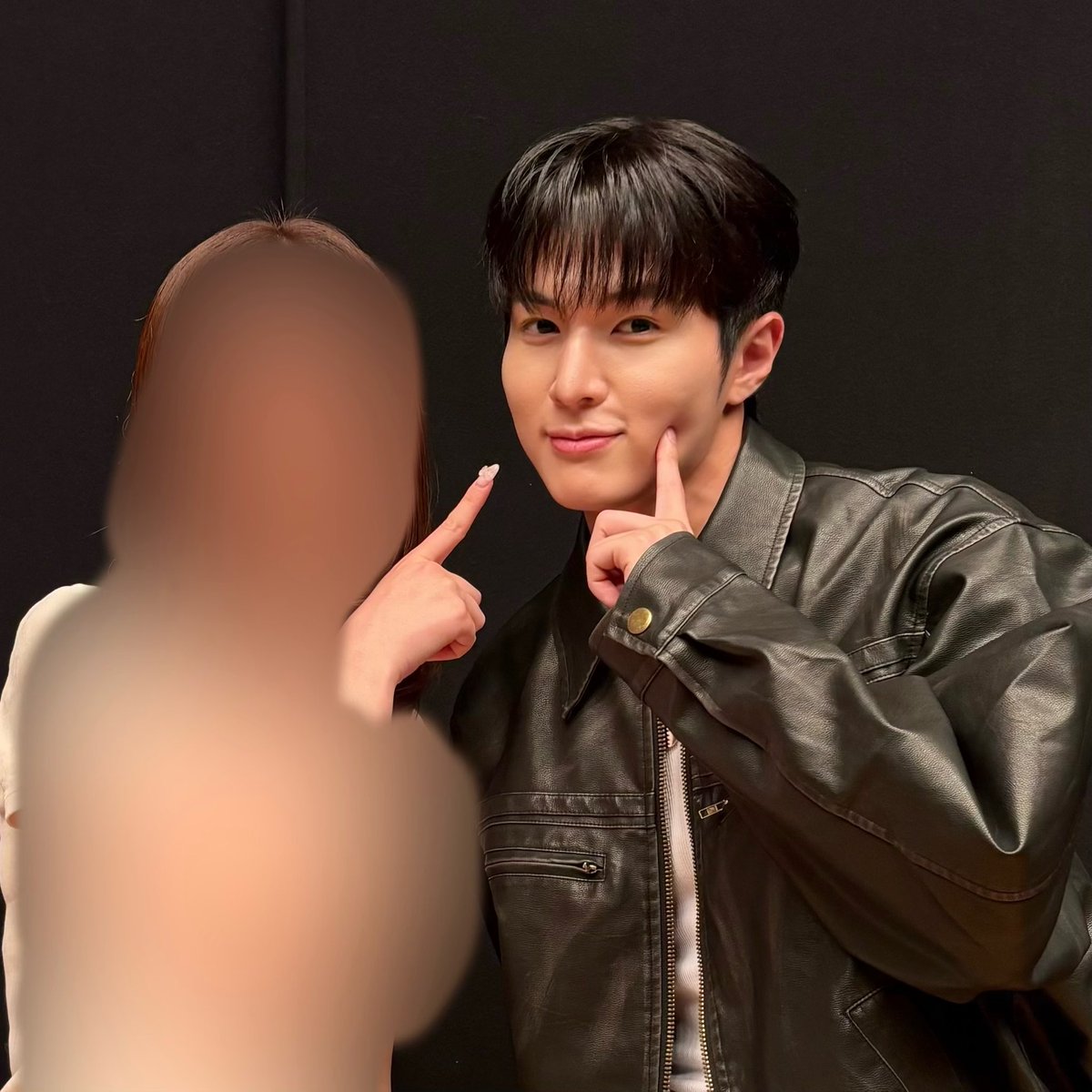 icecreamppmu's tweet photo. 휘브꼬마워잉🥺🫳🏻 https://t.co/yuHWqS6Tao