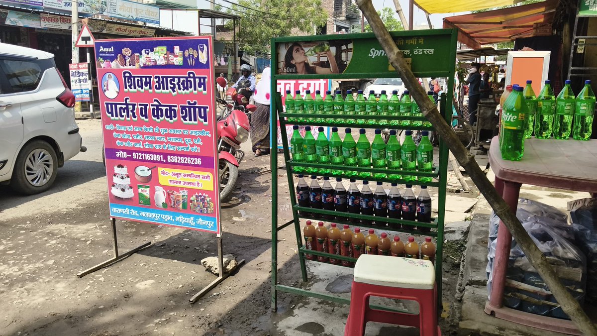 JournalistOffi's tweet photo. मरियाहू। कोतवाली क्षेत्र के जलालपुर रोड पर कई दुकानदारों द्वारा सड़क की भूमि पर अतिक्रमण कर लिया गया है। सड़क पर बढ़ते अतिक्रमण के कारण आए दिन जाम की स्थिति बनी रहती है और कई बार शिकायत किए जाने के बावजूद समस्या का स्थायी समाधान नहीं हो सका है। @adgzonevaranasi @IgRangeVaranasi https://t.co/fdBHv5jEBE