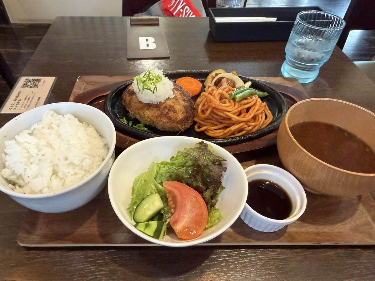 7cMmzN's tweet photo. SSTR帰り道のランチで ハックルは寄り道。モタサイのお姉さんからのおすすめということで。

肉汁の出るハンバーグで、美味しくいただきました。 https://t.co/PHWu6nTldU