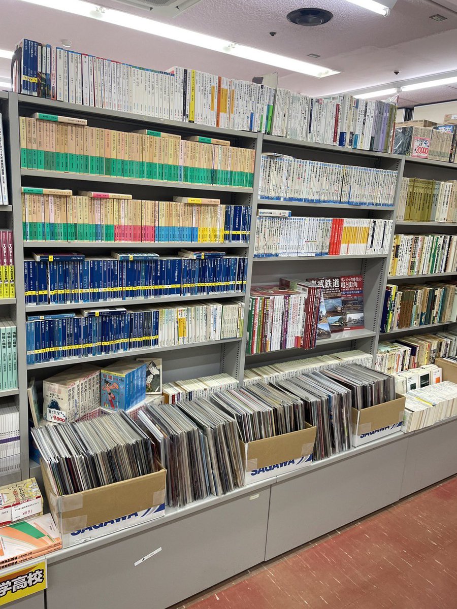 sawaguchigansho's tweet photo. 📗中央大学 理工学部校舎生協にて古本市開催🏫

文庫・新書から美術書、映画・音楽関連まで幅広くご用意しています📗

入替もしますので是非お立ち寄りください❇️

🗓 6/1（月）〜7/31（金）
⏰ 平日 10:30〜17:30
　 土曜 10:30〜13:30
📍 中央大学 理工学部校舎 生協

 #中央大学 #古本市 #本好き https://t.co/gtd5eQ1B80