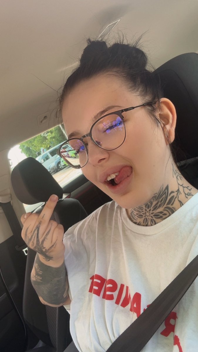 celinejbl's tweet photo. Mach dich nützlich und füll mein Konto.
Ohne mich hat dein Leben keinen Sinn
Ohne an mich zu zahlen kannst du nicht glücklich sein https://t.co/XcuzaEB5jn