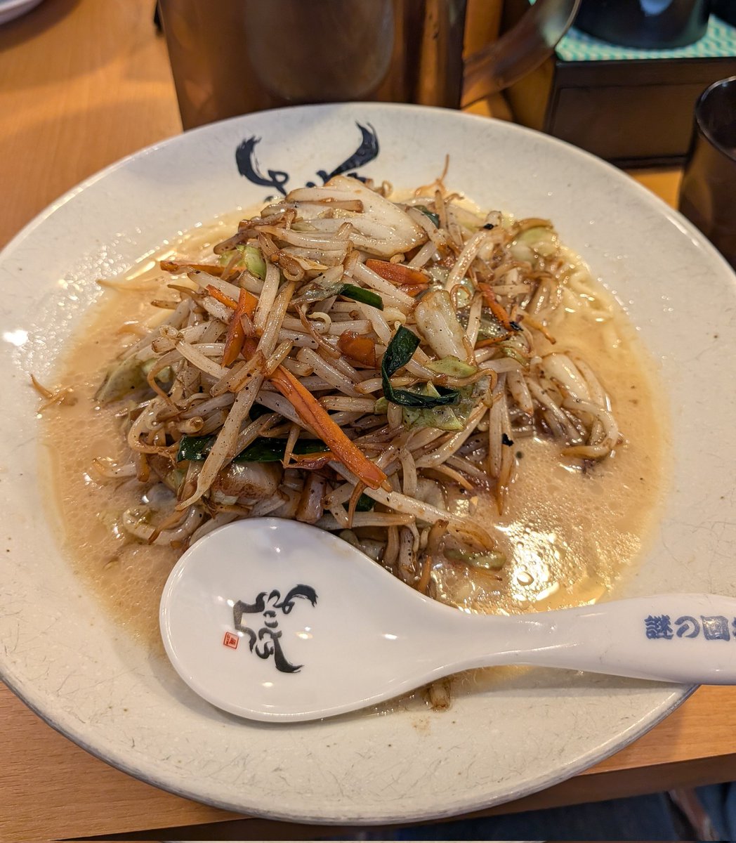 yamabukiiro_r6's tweet photo. 今日の秋葉原ランチはこちら♪
麺ZIN さいとう
和牛白湯タンメン(1100円)

昼の時間をずらして行ったら空いてたので😄
牛の濃厚スープの香ばしく炒められた野菜が絶品✨️
開化楼の麺もモチモチで美味し👍

#アヴラメシ https://t.co/Eiamf8FtyB