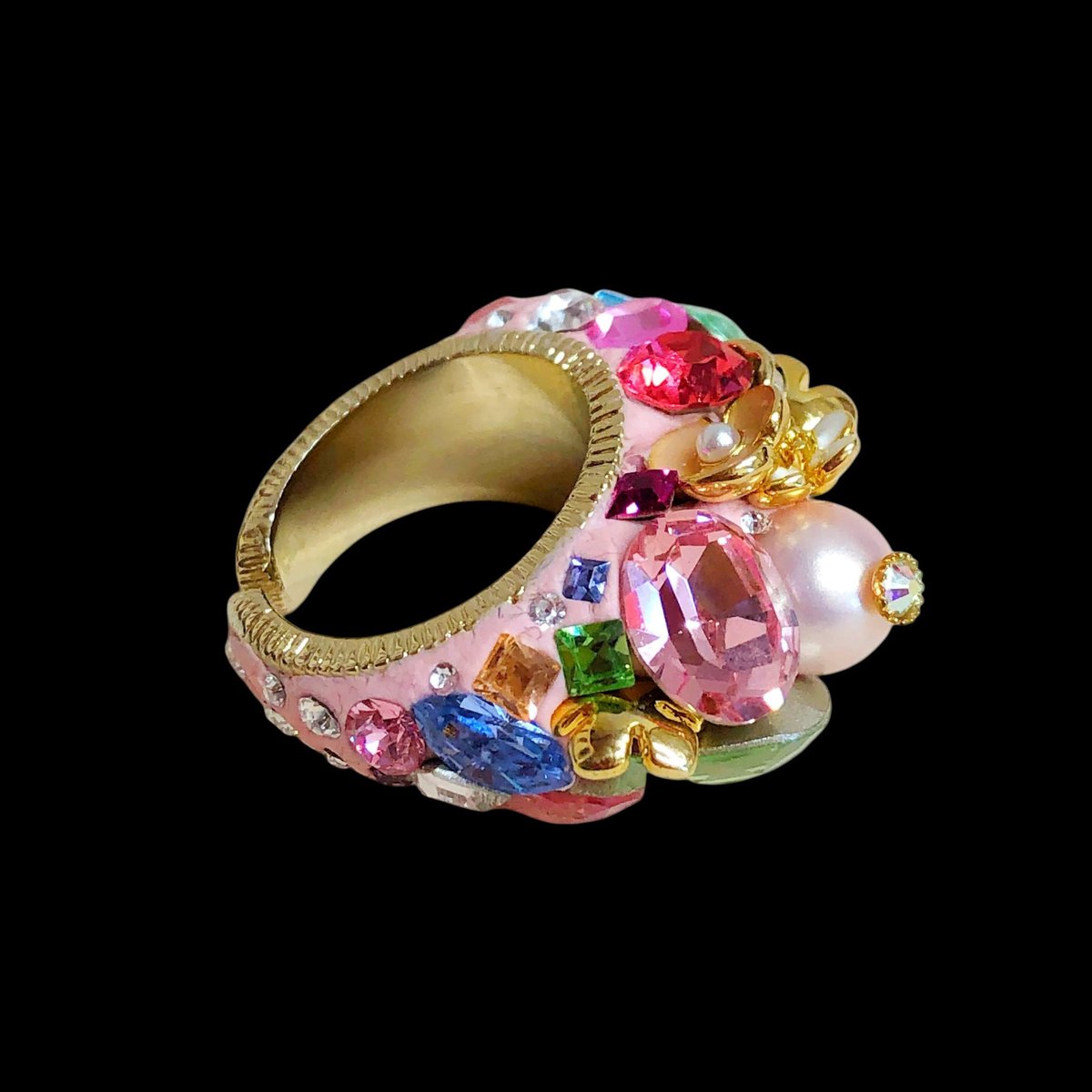 yayanglamorous's tweet photo. Collection Ring
色を重ね、光を重ね、 ひとつの世界を指先に。
甘さだけでは終わらない、 遊び心と品を閉じ込めた一点。
見る角度で表情を変える、 身につけるアート。
Yayan Glamorous Made in Japan
#YayanGlamorous
#ArtJewelry
#StatementRing
#OneOfAKind
#WearableArt
#JewelryDesign
#ColorfulJewelry
#LuxuryJewelry
#HandmadeJewelry
#MadeInJapan