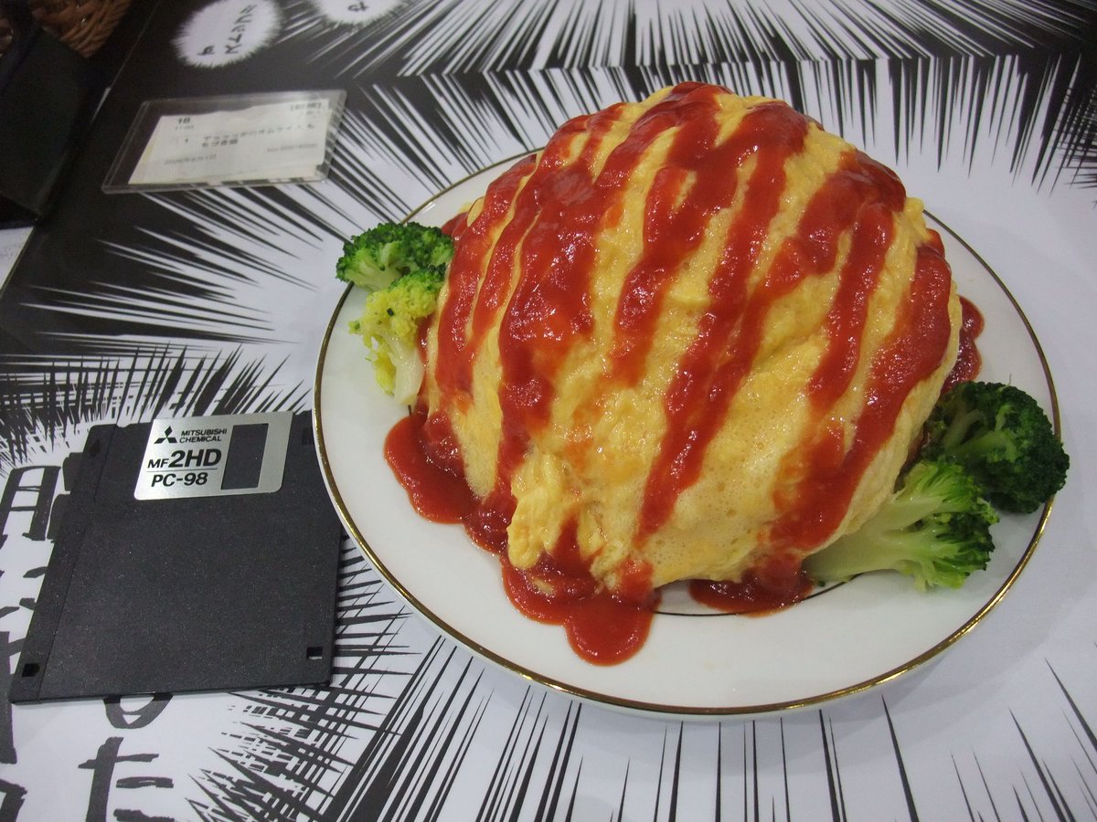 BEEP_akihabara's tweet photo. 「ドカ食いダイスキ！ もちづきさん」のコラボカフェに行ってきました！ 注文したのは『でっっっか!!! オムライス』のもちづきさん盛。お皿を上から見るだけだとそんなに大きくはない気はするのですが、盛り付けの高さがエグいですw 公式HPによると約1000g、3485kcalあります。無事完食して完食証明のシールを頂きました。