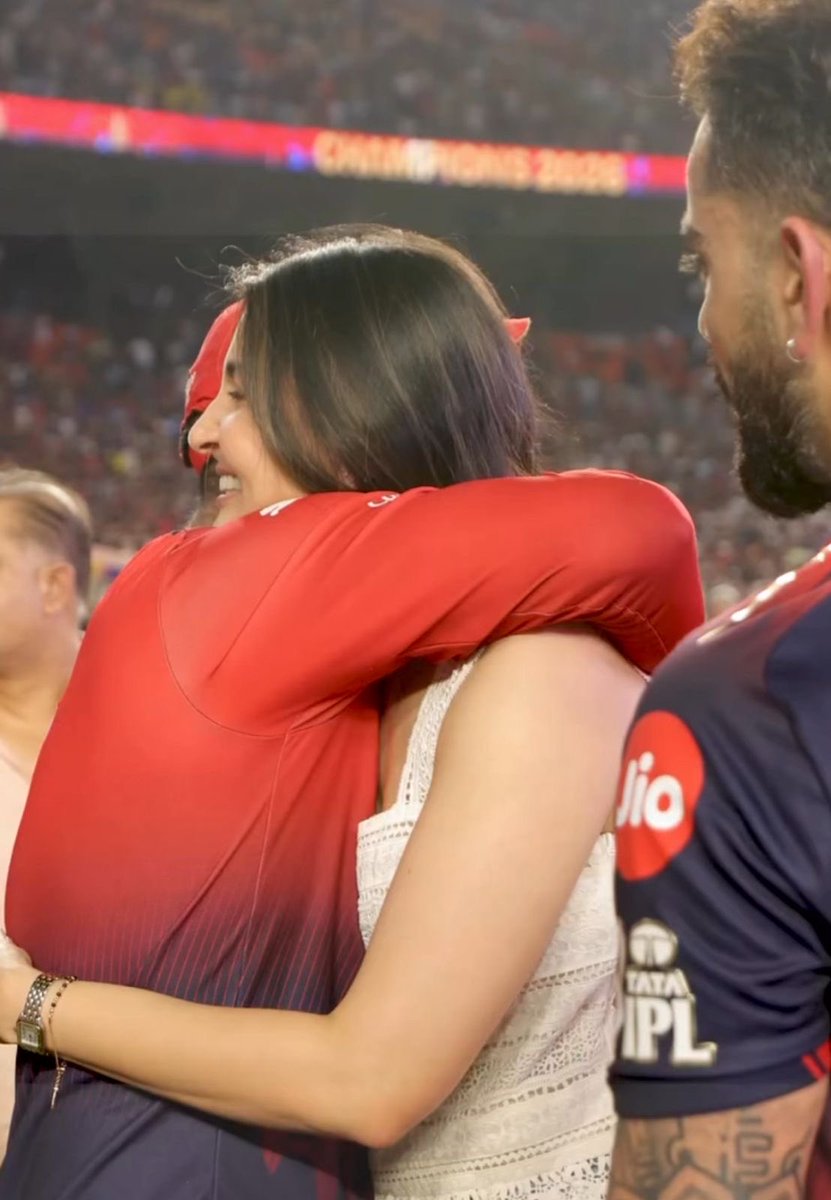 mufaddal_vohra's tweet photo. Anushka Sharma hugging Dinesh Karthik. 🥹❤️ https://t.co/QMj8NP5llb