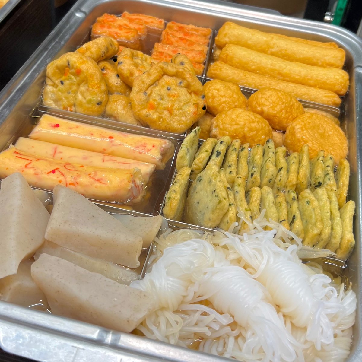 3MEXYOACT's tweet photo. รู้แล้วทำไมมีแต่คนบอกก่อนบินให้แวะกินโอเด้ง Lawson ในสนามบินสุวรรณภูมิ เยอะจริงอะยอมมม🤣 https://t.co/vjPuXnQKeE