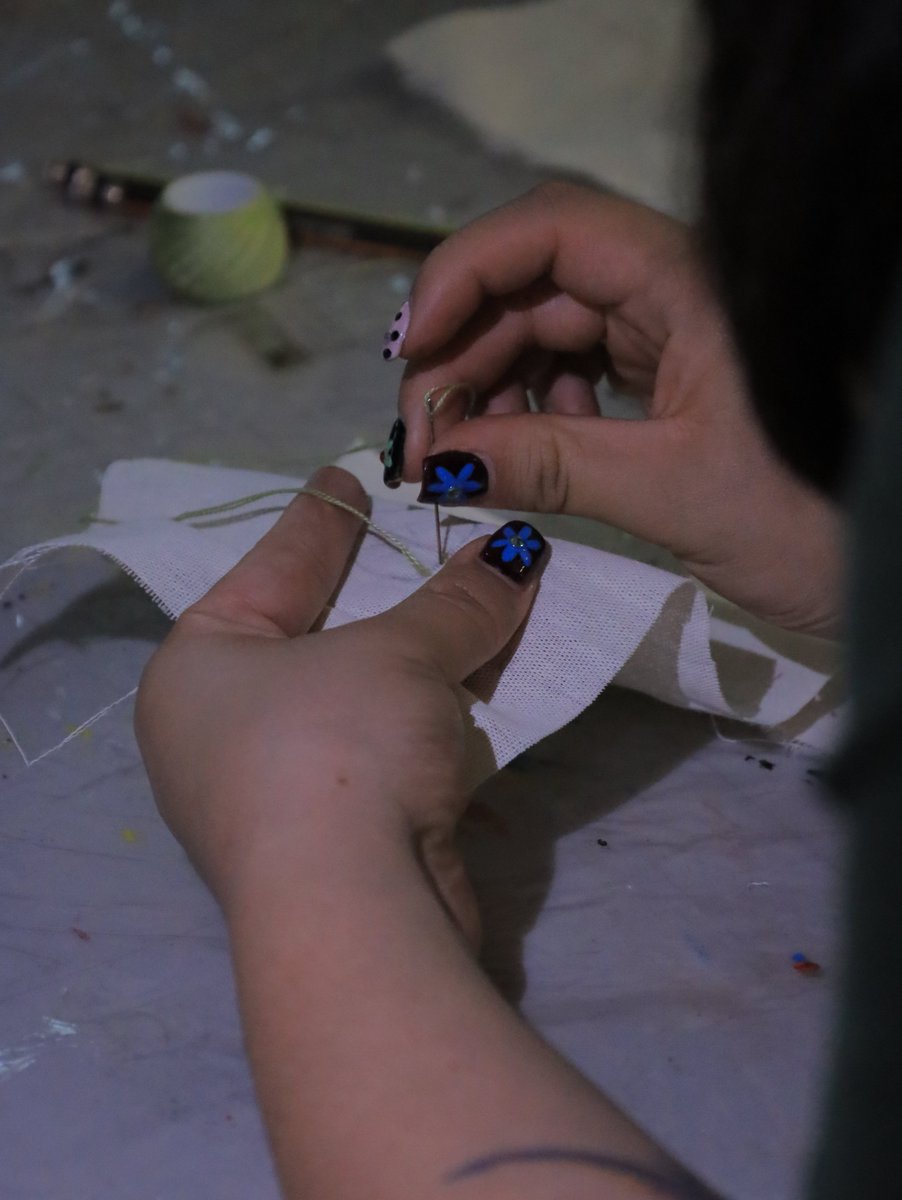 CapilladelArte's tweet photo. El domingo vivimos una tarde de creatividad y exploración textil con “Bordar la imagen” 🧵✨

Inspirados en la obra de Santo Miguelito Pérez, las y los participantes realizaron piezas y autorretratos llenos de imaginación. https://t.co/ET4dYZwiRr