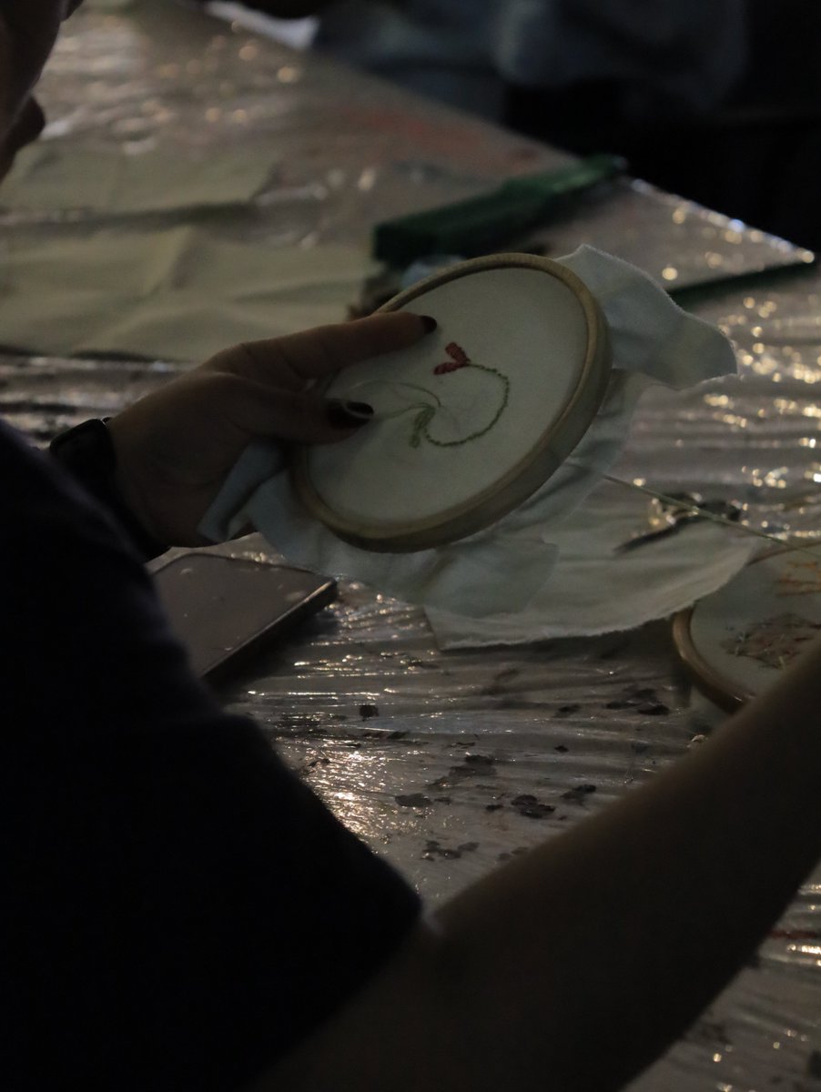 CapilladelArte's tweet photo. El domingo vivimos una tarde de creatividad y exploración textil con “Bordar la imagen” 🧵✨

Inspirados en la obra de Santo Miguelito Pérez, las y los participantes realizaron piezas y autorretratos llenos de imaginación. https://t.co/ET4dYZwiRr