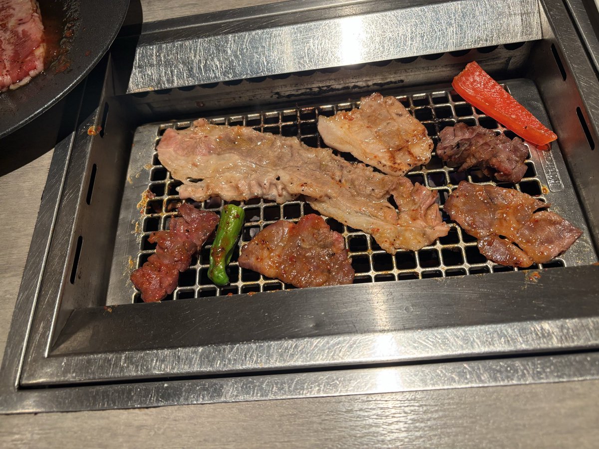 ap2apa2's tweet photo. 代官山焼肉KINTANのランチ
本当に税込1000円だった！平日限定！
とにかく味が美味しい！
このセットだけお代わりできないけど、他のセットはサラダとスープおかわりできてデザート付き。
昼はチェーンの牛丼屋の焼肉ランチみたいな値段🙄
店内の高級感は昼もそのまま。お土産にレジ横のチョコまで🍫👼 https://t.co/x6RMbSBLyn