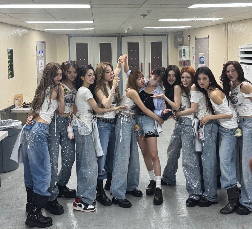 yd0803_'s tweet photo. 아이오아이 단체사진 미친것이야😭 https://t.co/XK4Fypbmv5