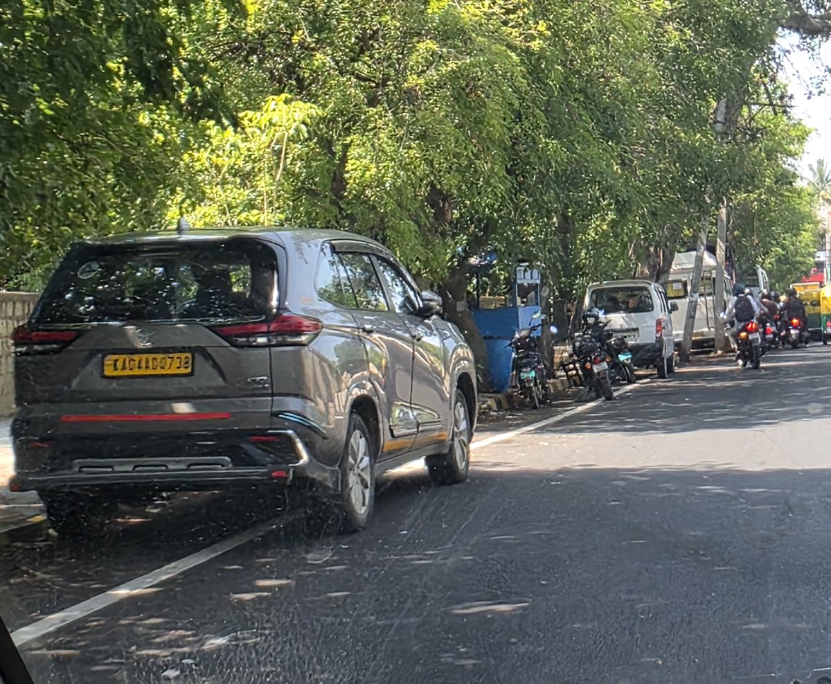 Nikhpai's tweet photo. @halairporttrfps @blrcitytraffic @DCPTrEastBCP @acpwfieldtrf Repeat of the same issue again.
Vehicles parked and blocking one lane, while nearing approach to the signal.
Less pile up as it is a Monday. Rest of the week, this would add to the already problematic flow at this signal.
@DCPTrEastBCP pls instruct team to monitor. https://t.co/shHK8JU53F