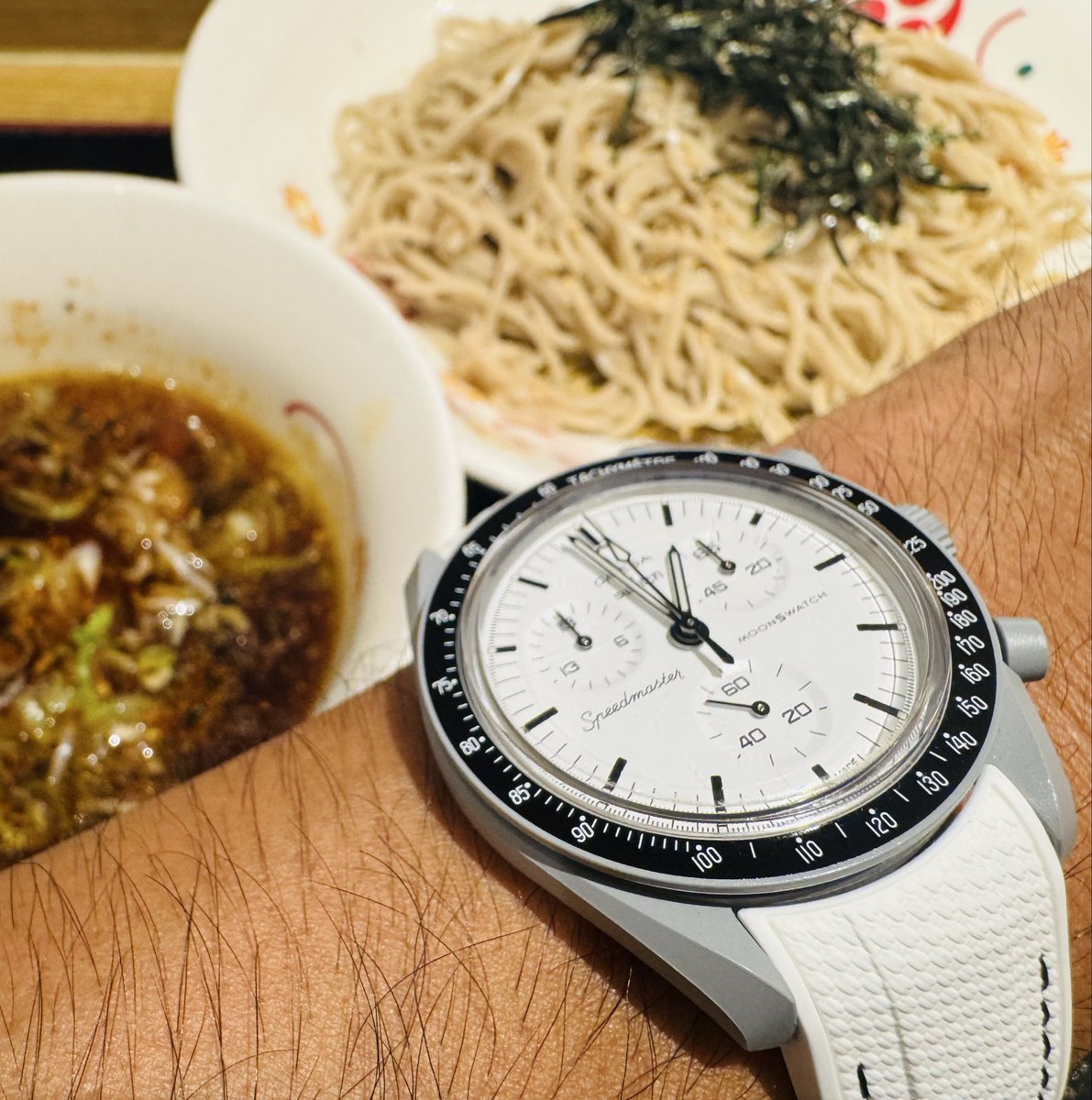 OMEGAswatch9's tweet photo. ランチです。
鴨ネギそば、いただきます😋

【2026年麺類カウンター】
蕎麦40、うどん16、ラーメン24、油そば16

#Moonswatch
#1965 https://t.co/aGsouQwd67