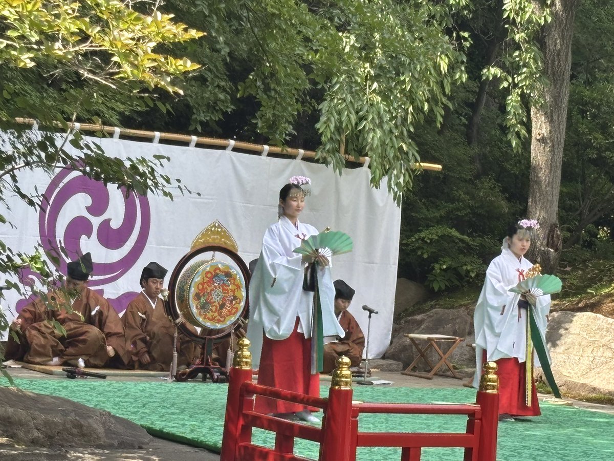 munazooo's tweet photo. 昨日はお友達と寒川神社に行ってきました⛩️
遠かったけど、とってもいいところだった！！
御神楽や雅楽の演奏も見られて大満足✨✨
いつか行ってみたいなぁ〜と思っていたところだったので誘ってもらえてよかった😊 https://t.co/LzKSt1R1eV