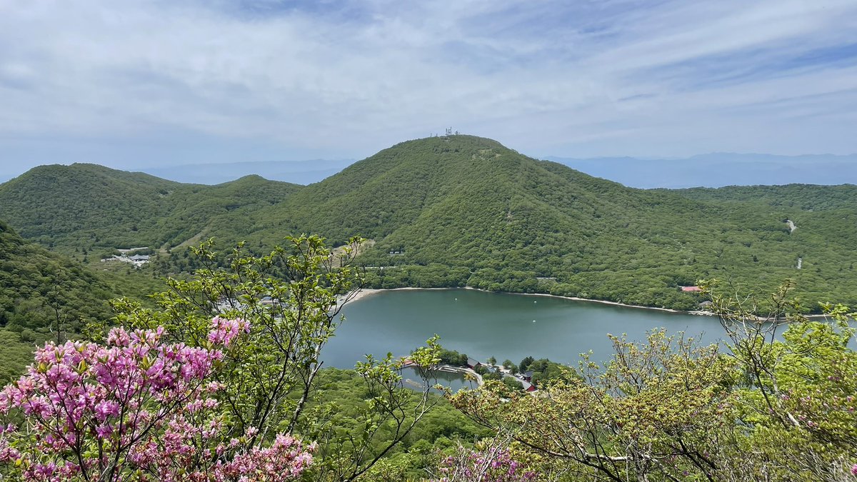 bombomimo's tweet photo. 昨日は赤城山登ってきました
百名山10座目！

先日バズってた道の駅赤城行って海鮮パラダイスしてきたよー！
4人で爆盛り海鮮パーティしたよ🔥 https://t.co/3eoXglBKtr