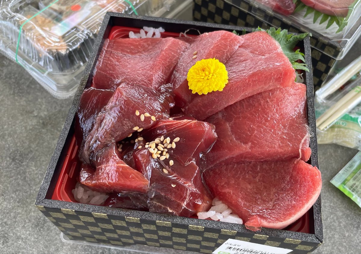 bombomimo's tweet photo. 昨日は赤城山登ってきました
百名山10座目！

先日バズってた道の駅赤城行って海鮮パラダイスしてきたよー！
4人で爆盛り海鮮パーティしたよ🔥 https://t.co/3eoXglBKtr