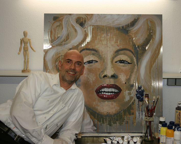 fhaase's tweet photo. Marilyn Monroe hätte heute ihren 100. Geburtstag gehabt. Die Ikone der Filmindustrie habe ich mehrfach als abstrakte Porträts gemalt, auf Leinwand und auf gebürstetem Alu-Dibond, aber auch ein Kugelporträt aus 2.500 durchsichtigen Acrylglaskugeln. 

#malerei #Marilyn #monroe https://t.co/vxVfb8UkXG