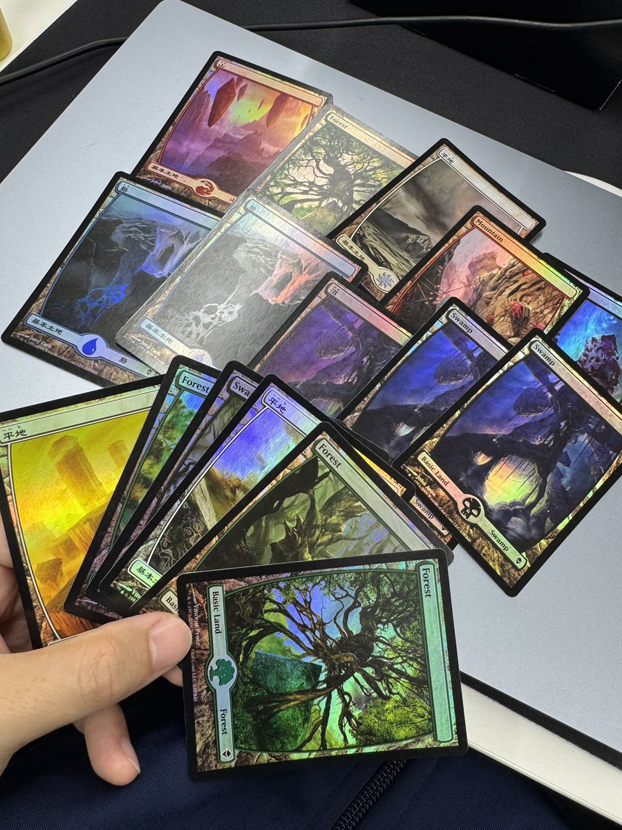 zedoji's tweet photo. 自分がMTG始めた時にフルアートランドがまだ少なかった頃、このゼンディカー土地のかっこよさに撃ち抜かれた思い出。
沼一枚ショップにいた大人の人にもらってそれを大切にしてた https://t.co/WYM6zztyDX