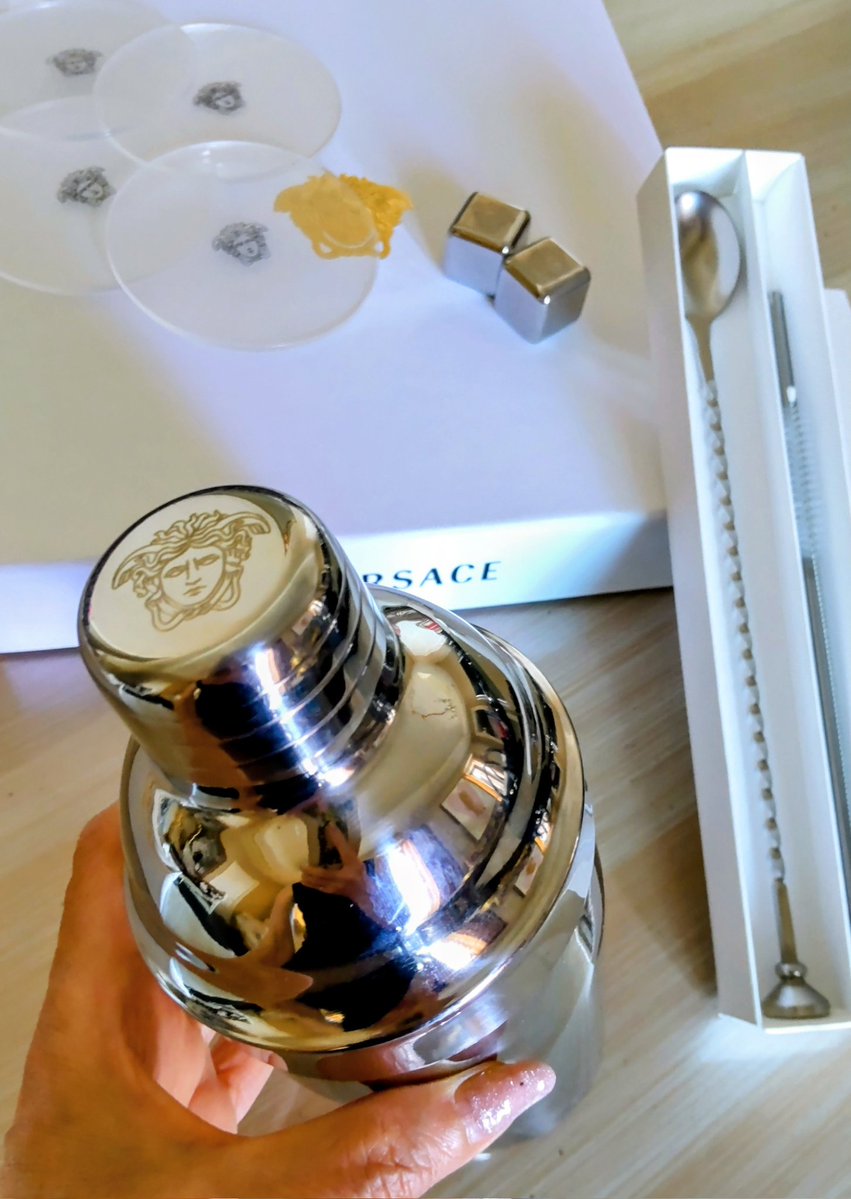 anna0139's tweet photo. 帰って来たらVERSACEから素敵なギフトが届いてました✨🎁✨
カクテルバーSET🍸️
メドュウサ付シェーカーが嬉しい♪有り難うございます🙌 https://t.co/YgfVNtF5TW