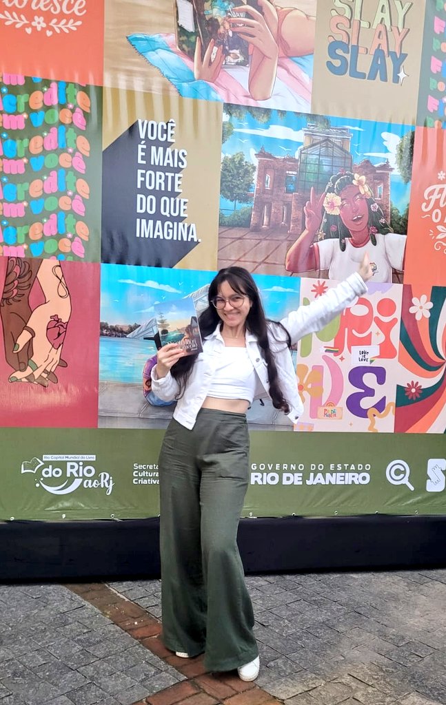 eIfIand's tweet photo. Só agora percebi que ainda não postei foto com Porto do Esquecimento no FLOR (Festival Literário do Orgulho e Resistência)! Ainda não consigo acreditar que esse ficbook existe, que eu tô com ele nas mãos em um FESTIVAL LITERÁRIO!!! #PDEficbook https://t.co/nH41tsbmfm